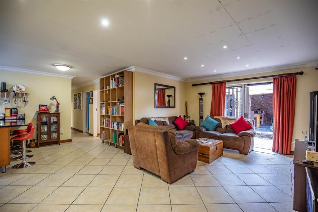 3 Bed House in Garsfontein photo number 3