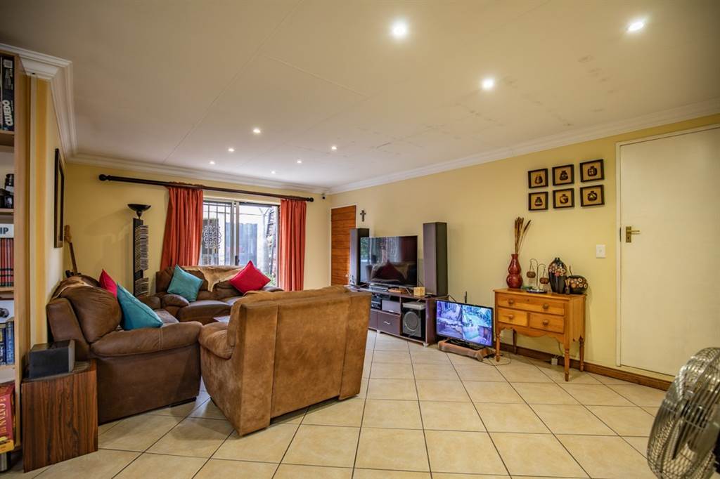 3 Bed House in Garsfontein photo number 6