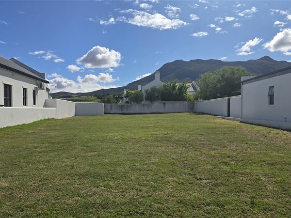 590 m² Land