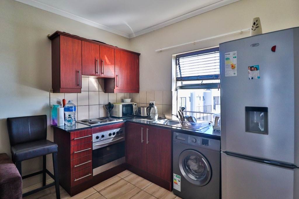 1 Bed Apartment in Tableview photo number 5