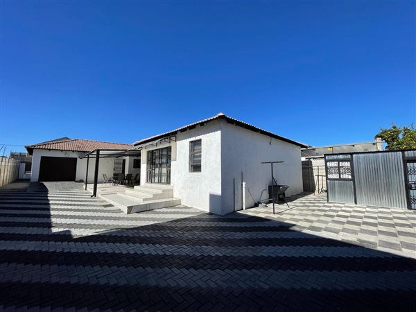 4 Bedroom House 4 Bedroom House