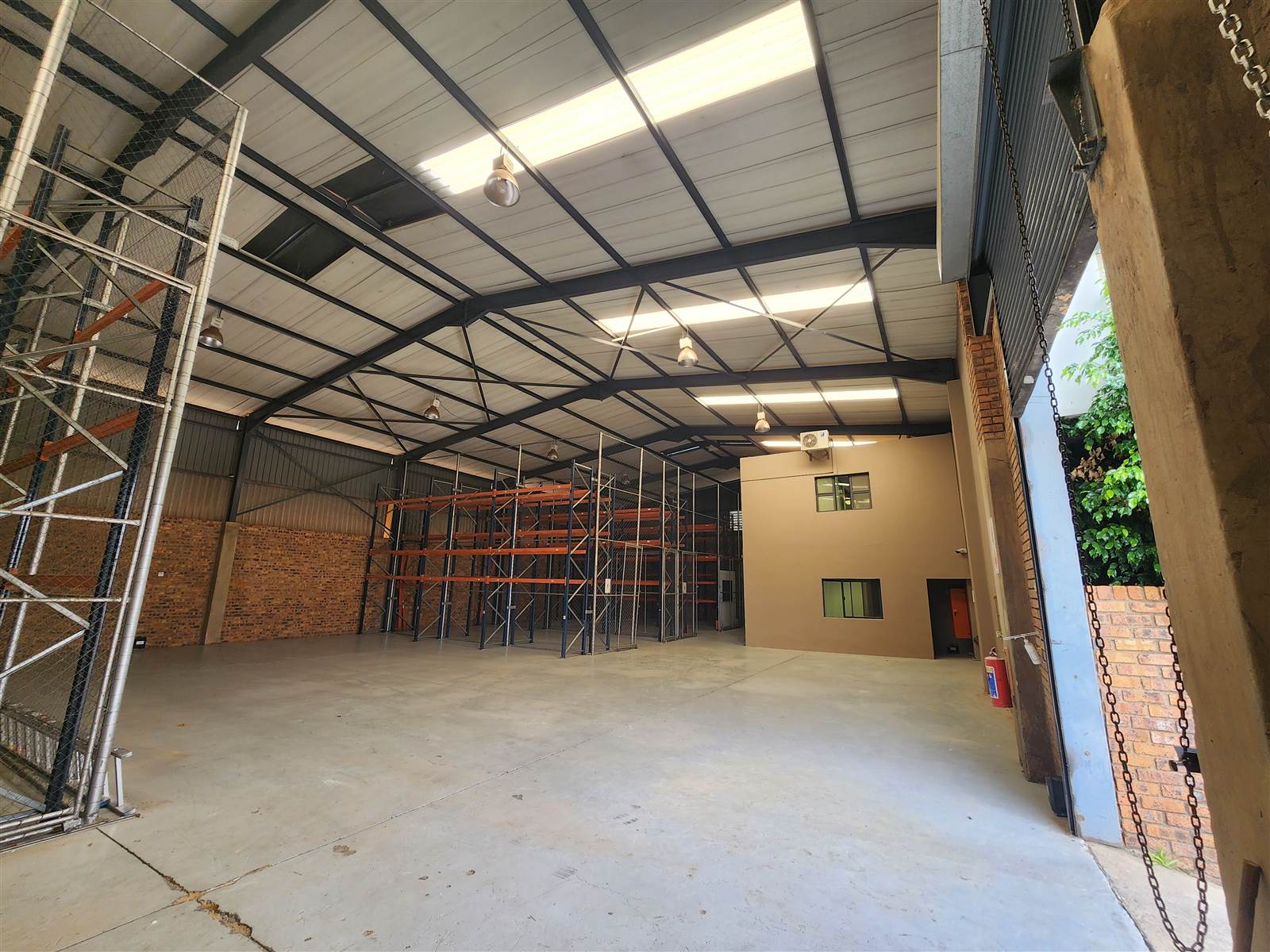 900  m² Industrial space in Meadowdale photo number 3