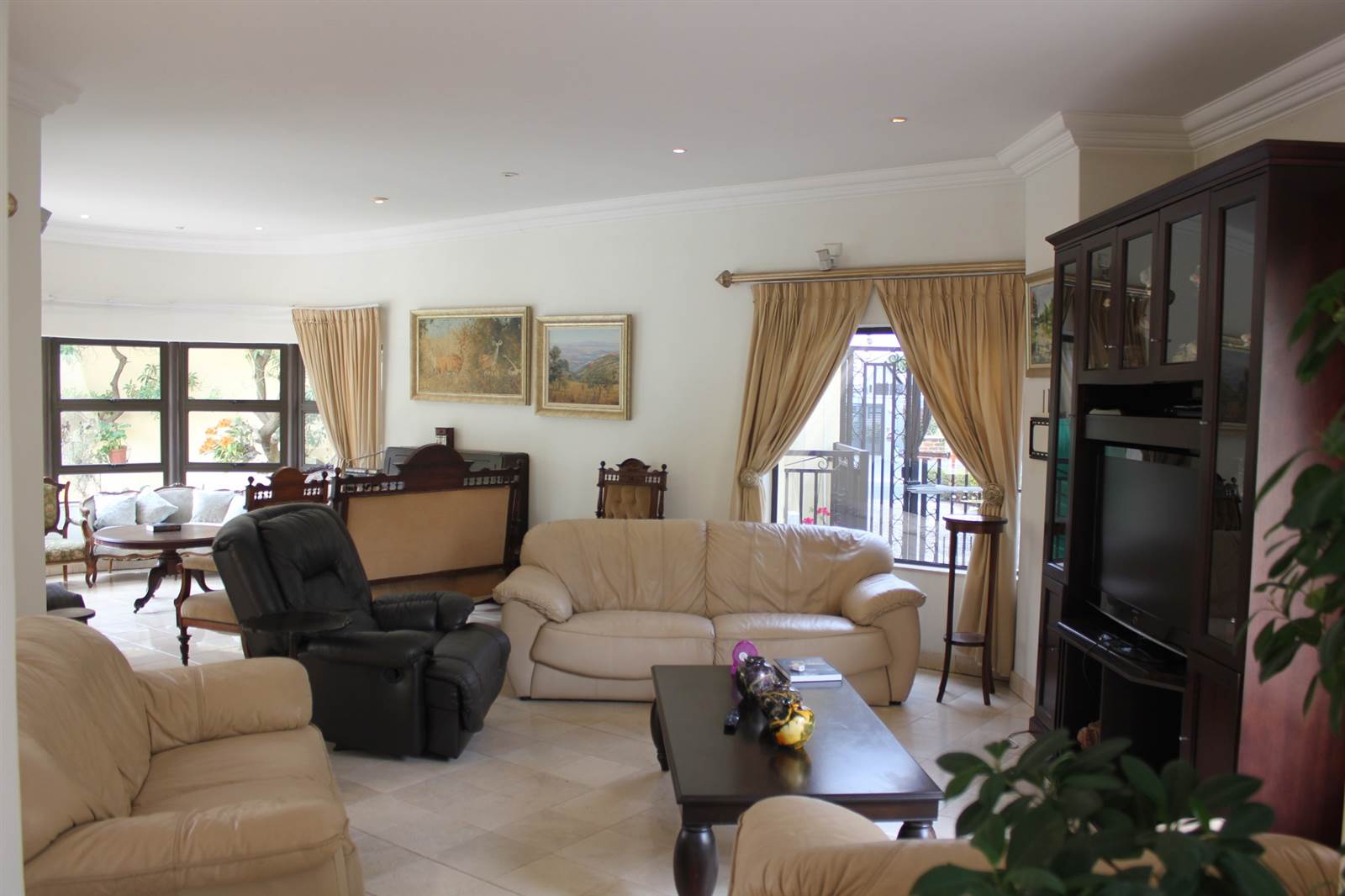 4 Bed House in Waterkloof Ridge photo number 11