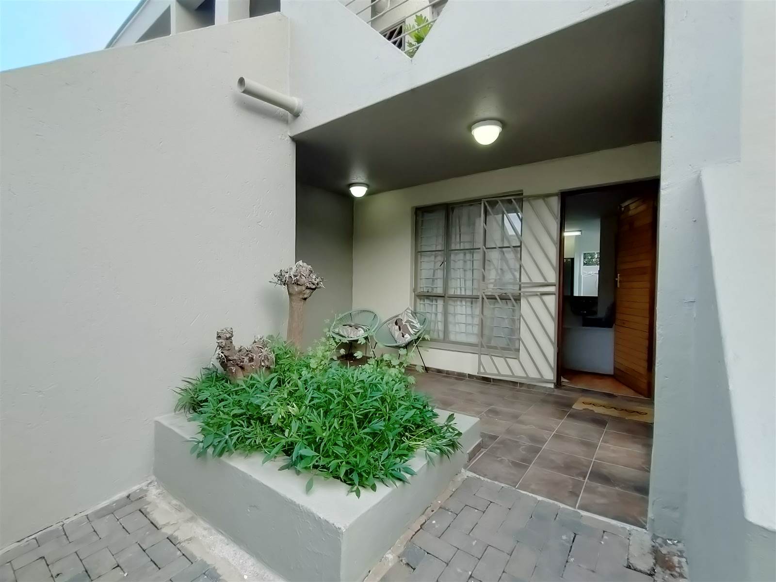 2 Bed Townhouse in Glenvista photo number 4