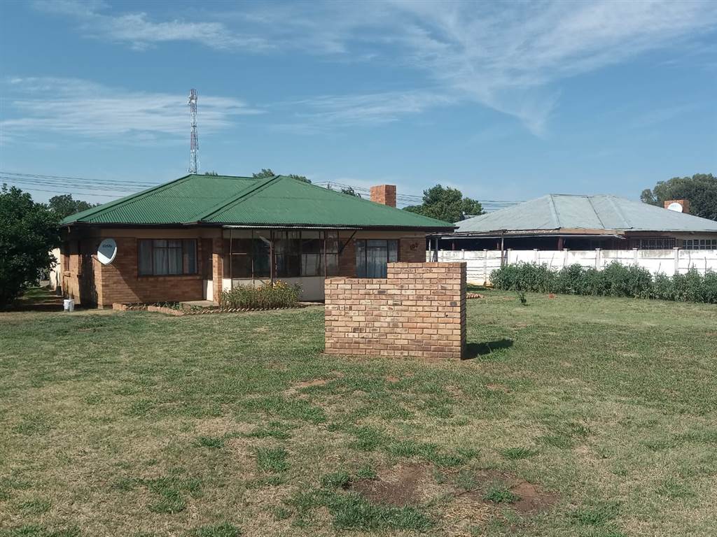 4 Bed House in Klerksdorp photo number 2