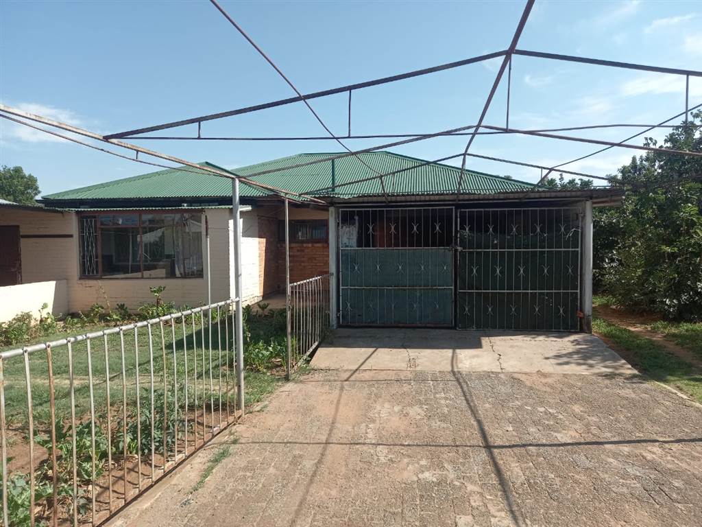 4 Bed House in Klerksdorp photo number 3