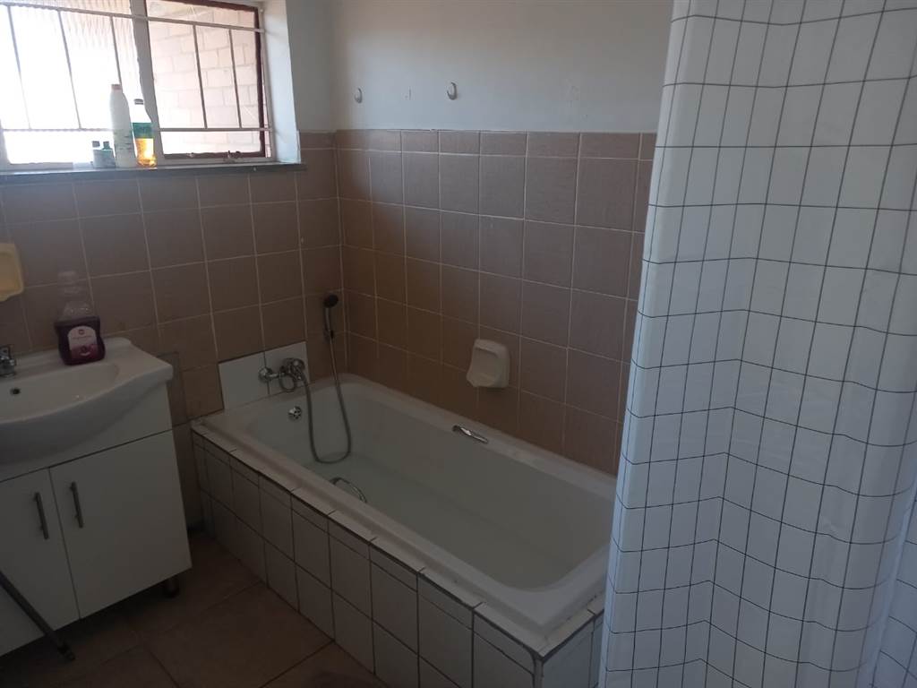 4 Bed House in Klerksdorp photo number 23
