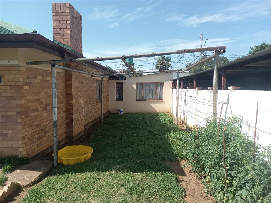4 Bed House in Klerksdorp photo number 13