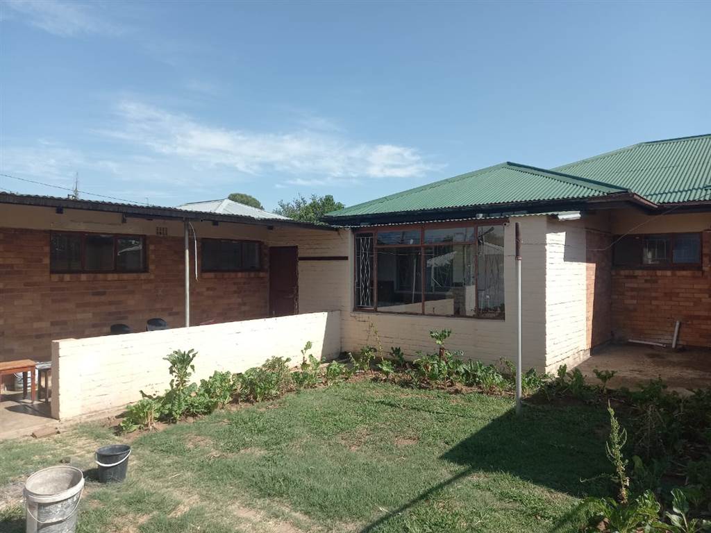 4 Bed House in Klerksdorp photo number 28