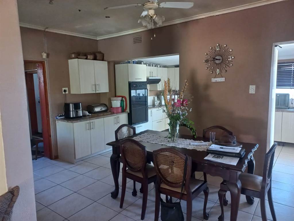 5 Bed House in Parow photo number 2