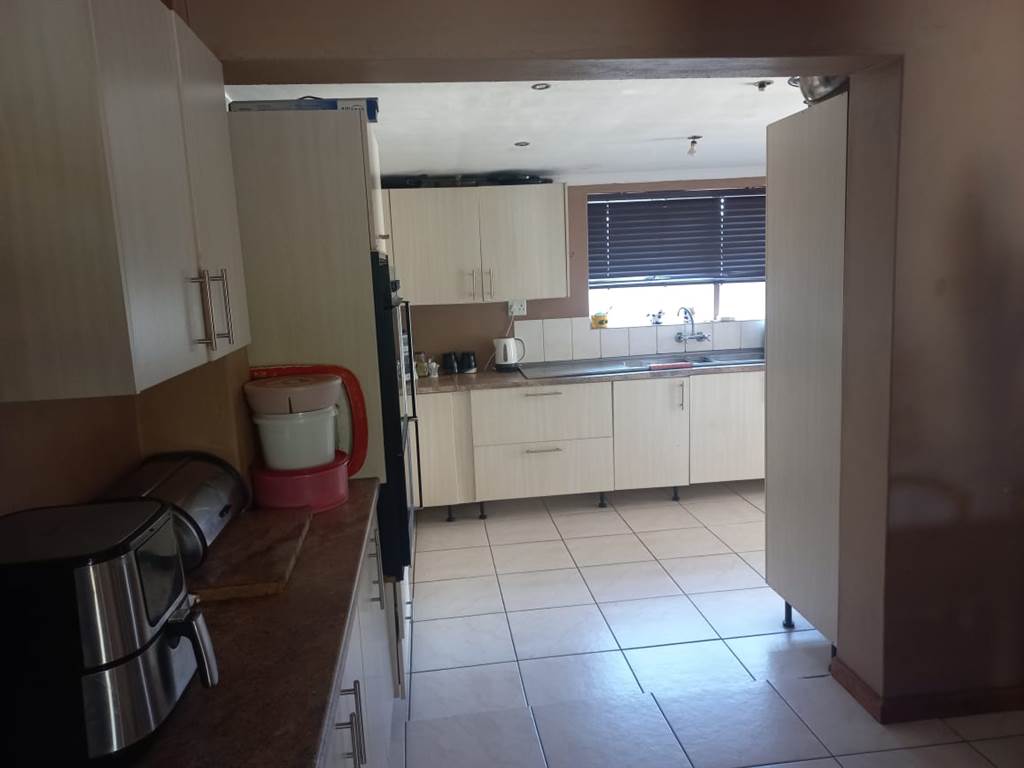 5 Bed House in Parow photo number 7