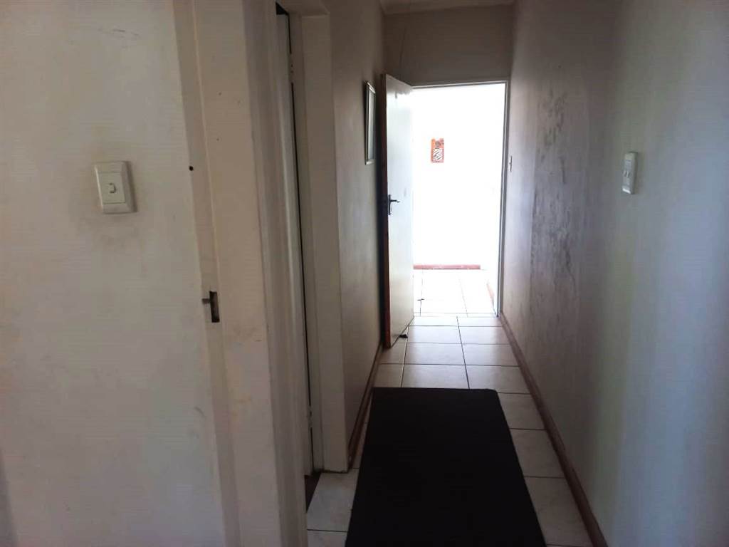 5 Bed House in Parow photo number 12