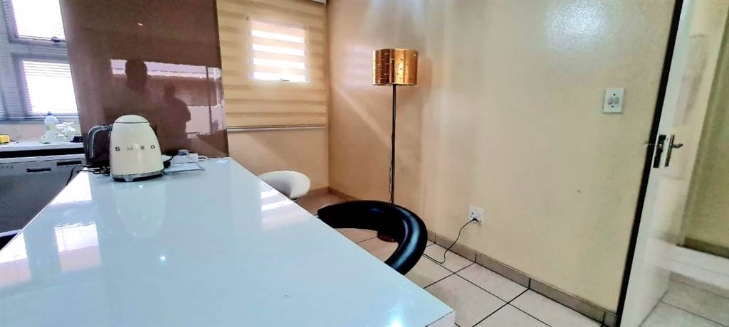 2 Bed Apartment in Glenvista photo number 4