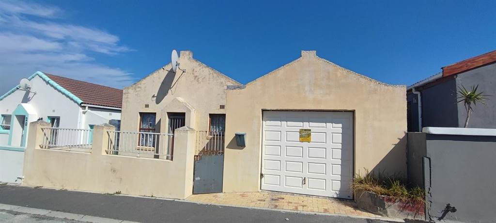 2 Bed House in Strandfontein photo number 2