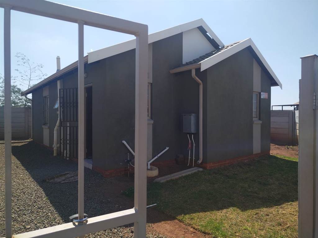 2 Bed House in Ap Khumalo photo number 1