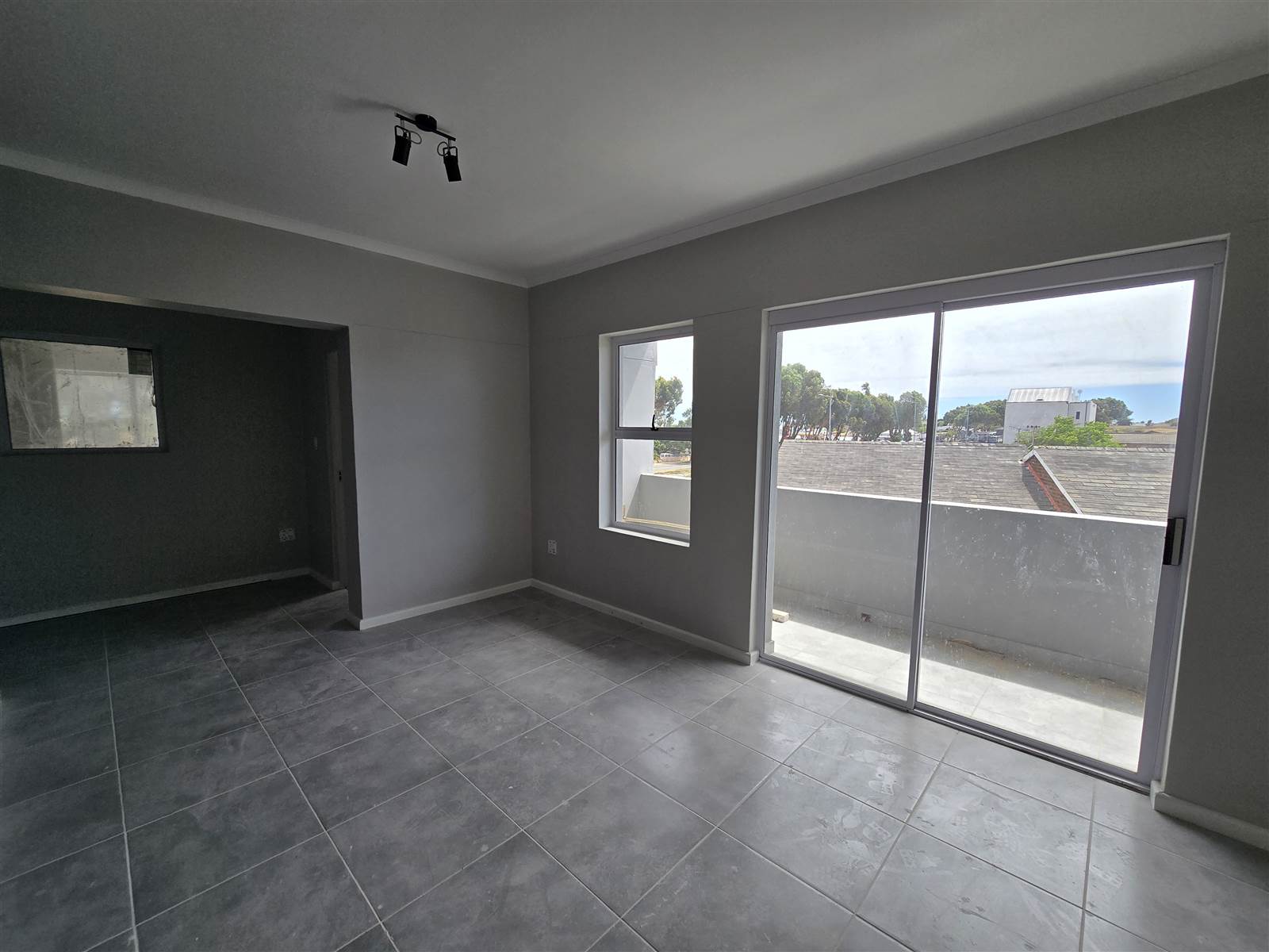 1 Bed Apartment in Tableview photo number 9