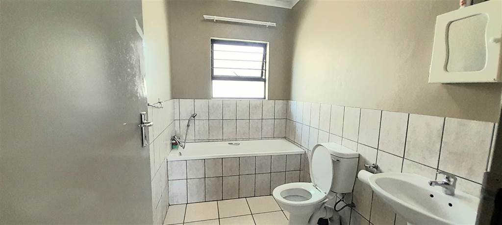 3 Bed Townhouse in Ermelo photo number 9