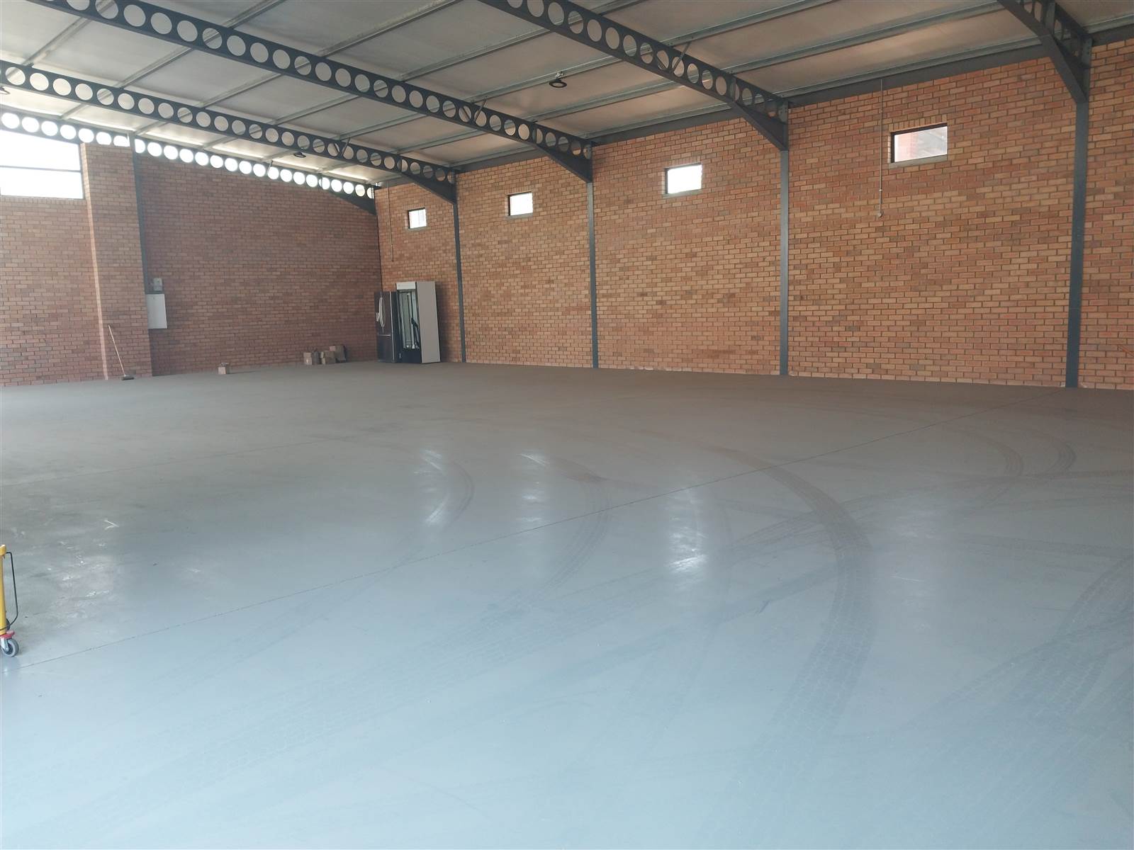 893  m² Commercial space in Waterval East photo number 1