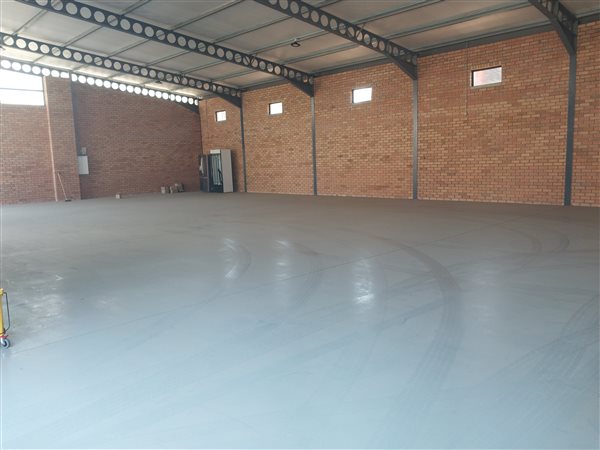 893  m² Commercial space