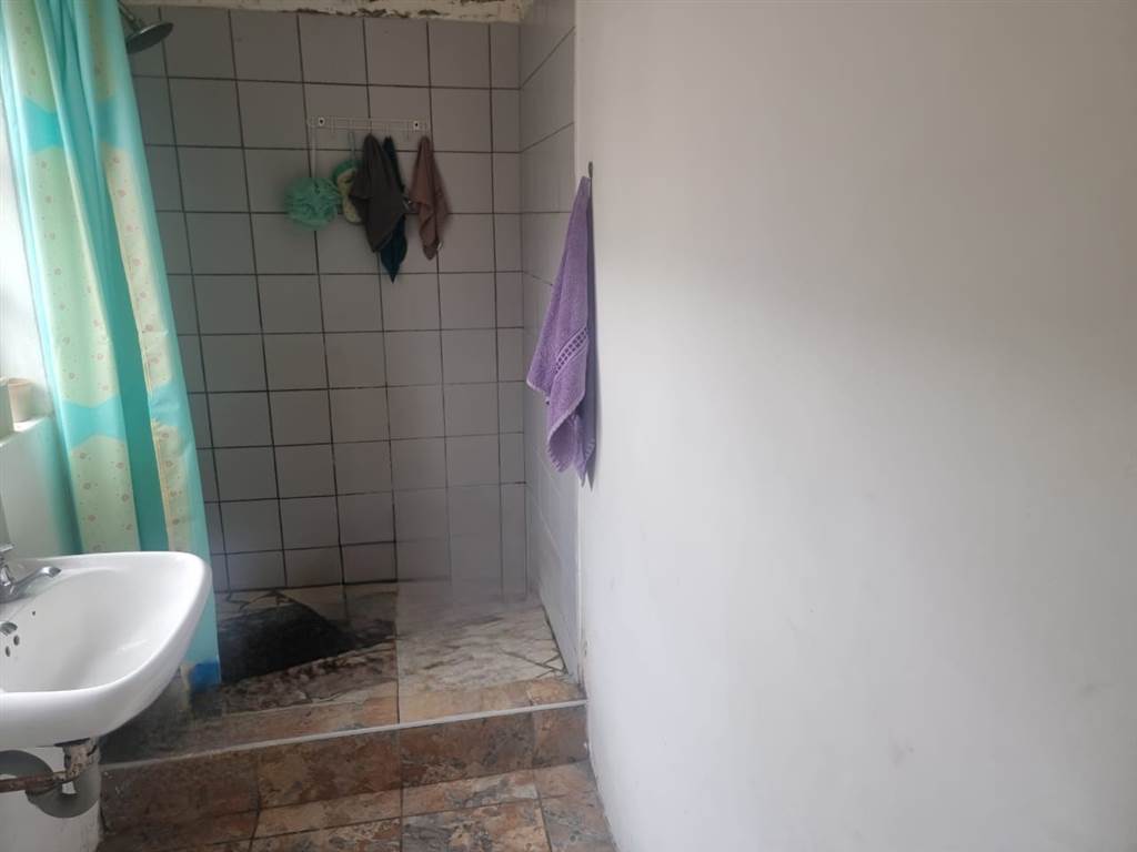 4 Bed House in Uitenhage Central photo number 18