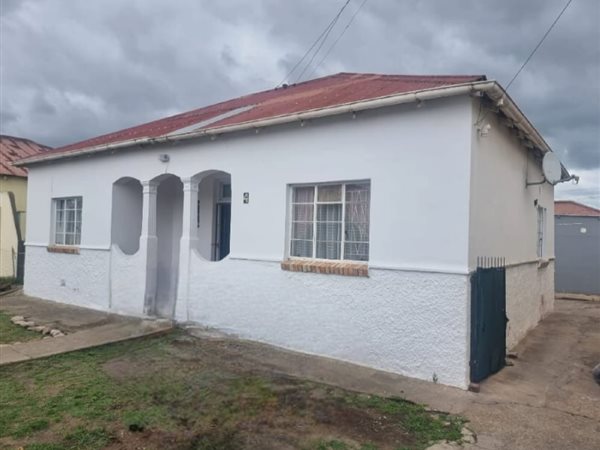 4 Bed House in Uitenhage Central