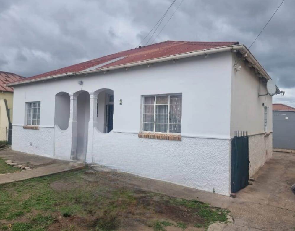 4 Bed House in Uitenhage Central photo number 1