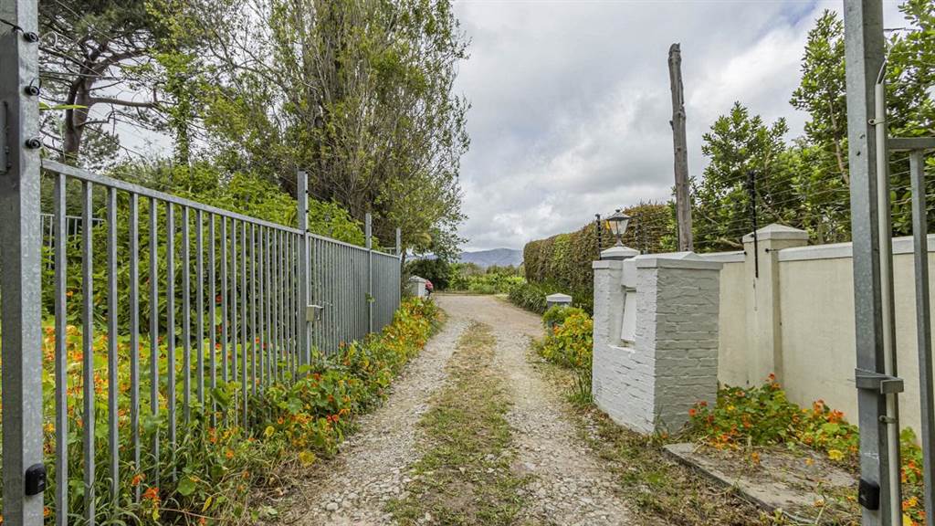 3024 m² Land available in Constantia photo number 2