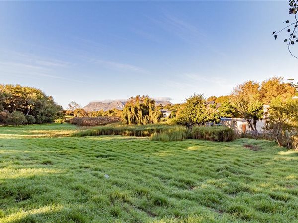 3024 m² Land available in Constantia