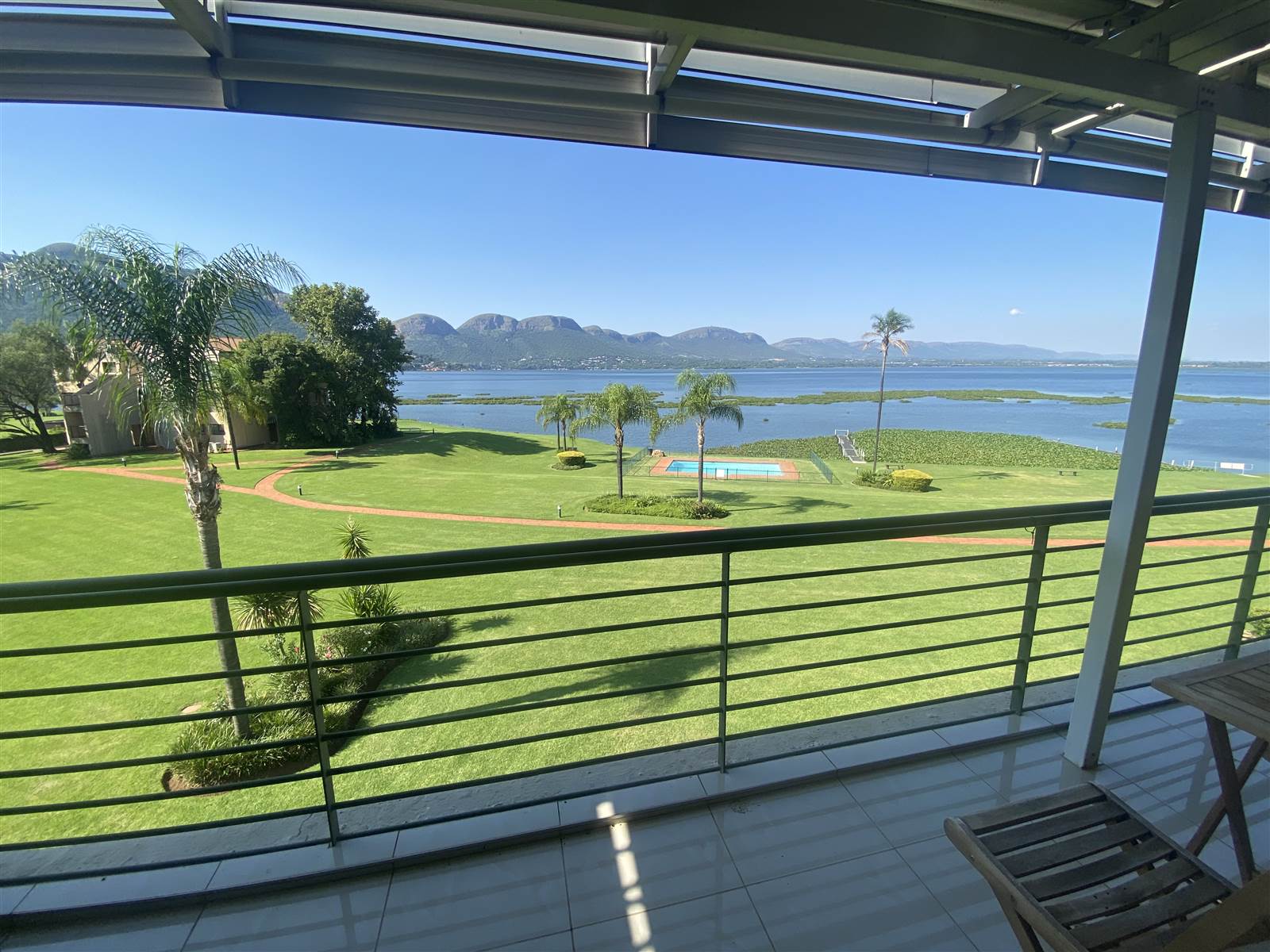2 Bed Apartment in Hartbeespoort Dam photo number 1