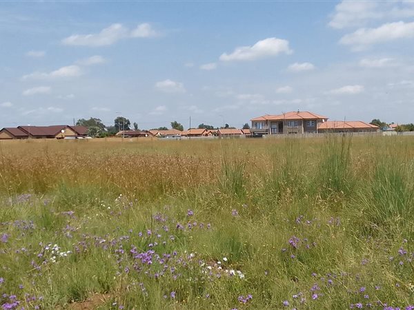 1 121 m² Land