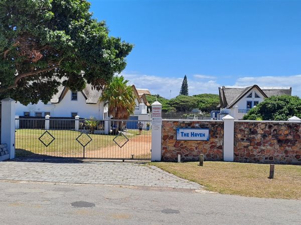 305 m² Land available in St Francis Bay