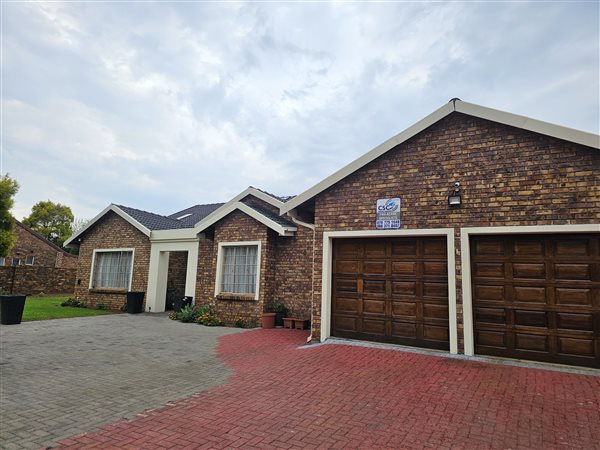 5 Bed House in Aerorand