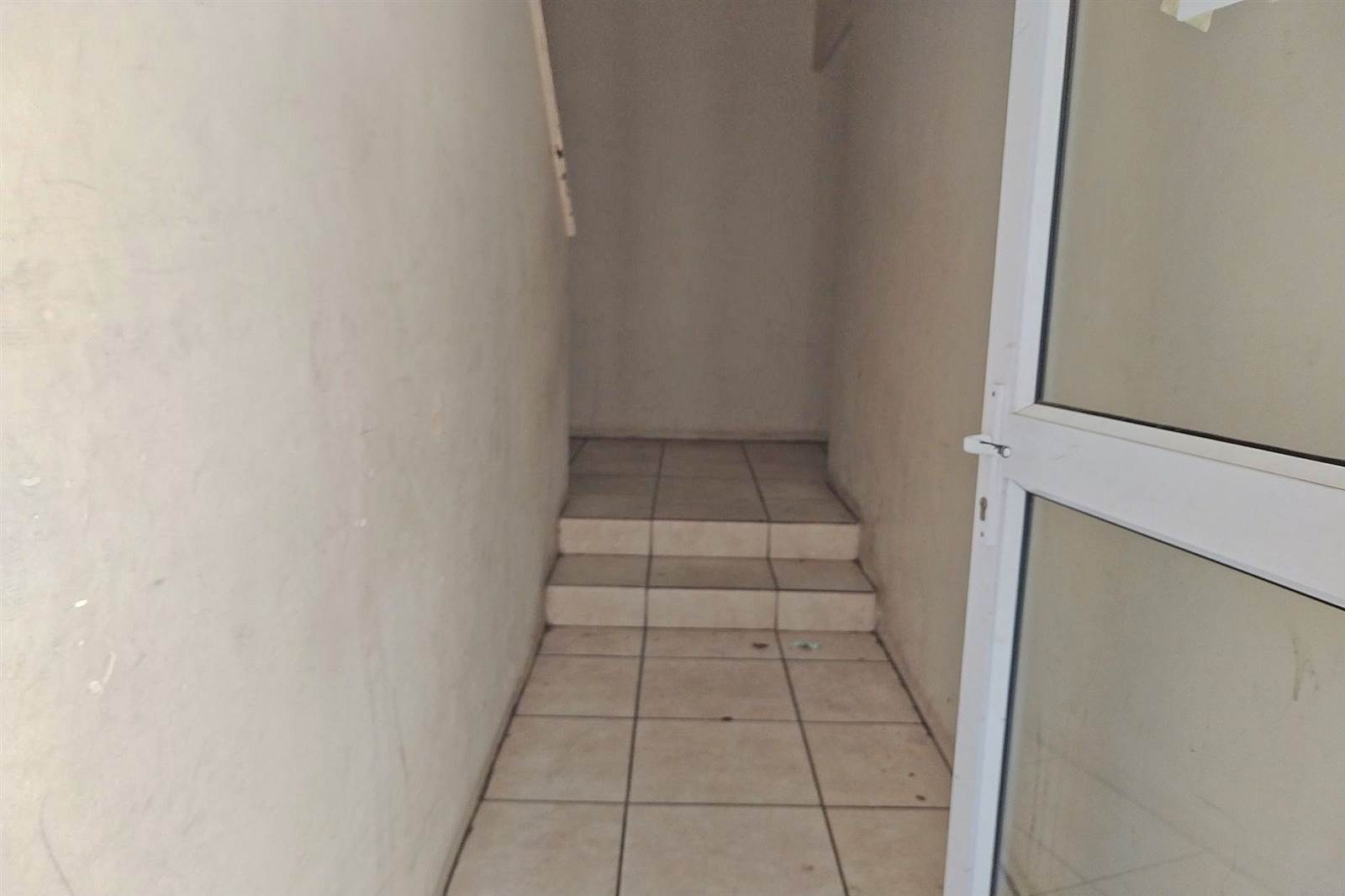 18 Bed Apartment in Port Elizabeth Central photo number 6