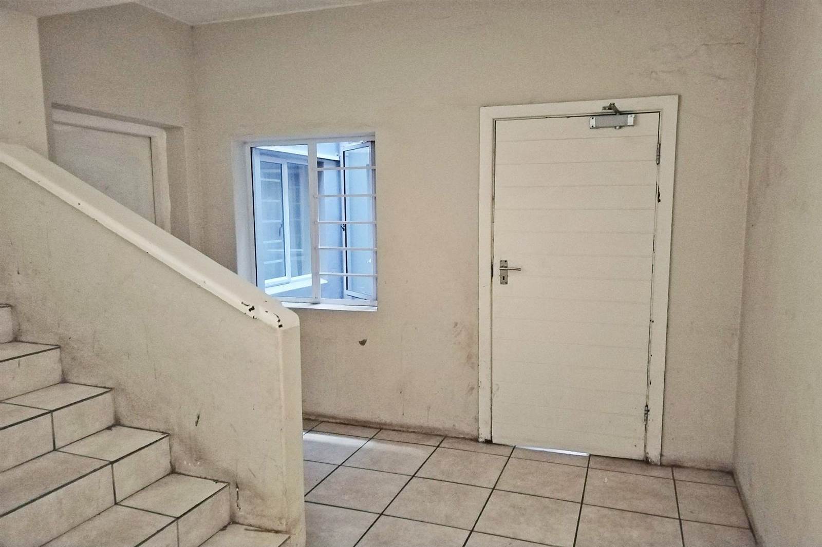 18 Bed Apartment in Port Elizabeth Central photo number 8