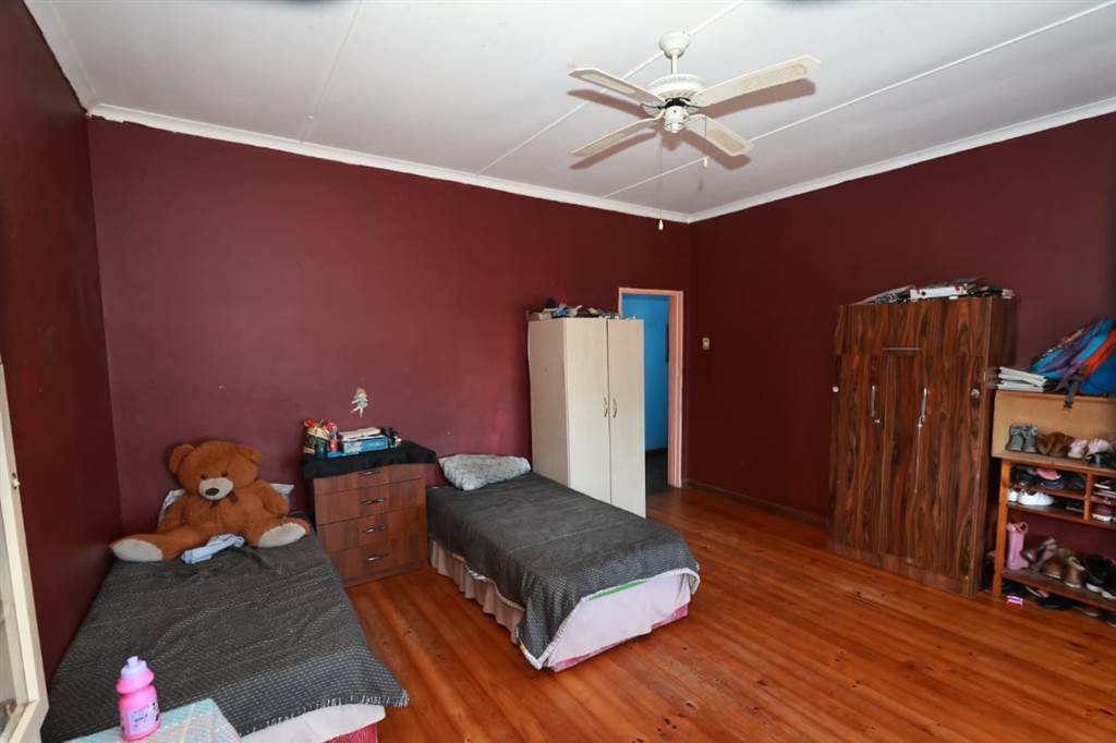 3 Bed House in Uitenhage Central photo number 5