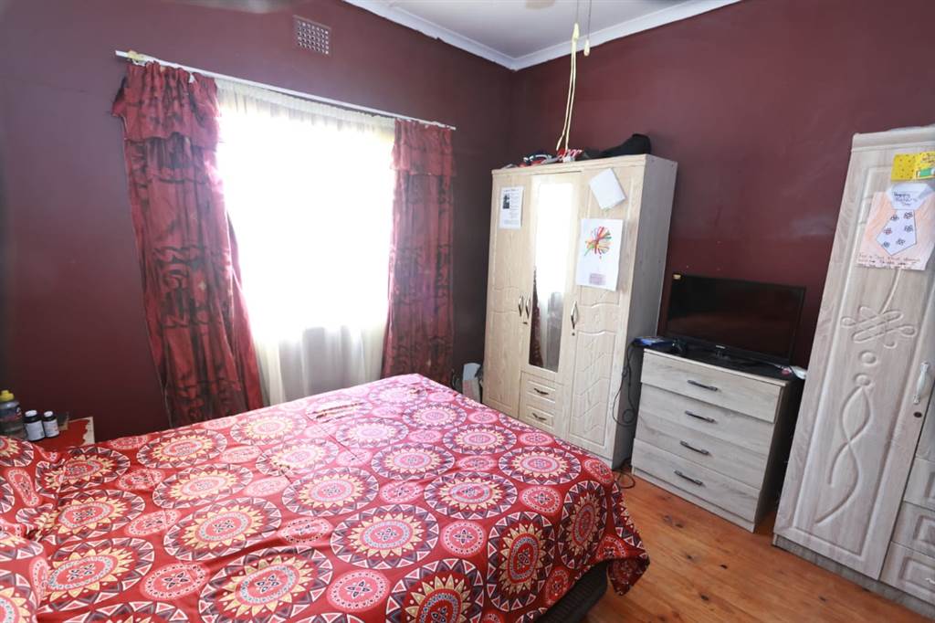 3 Bed House in Uitenhage Central photo number 8