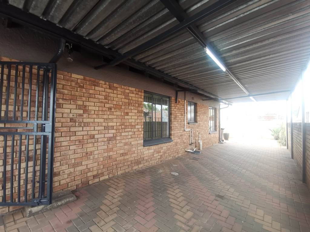 3 Bed House in Lenasia photo number 10