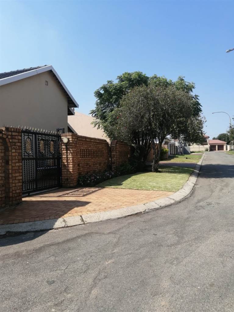 4 Bed House in Diepkloof photo number 30