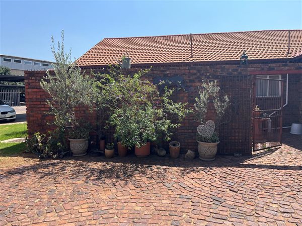 3 Bedroom Townhouse 3 Bedroom Townhouse