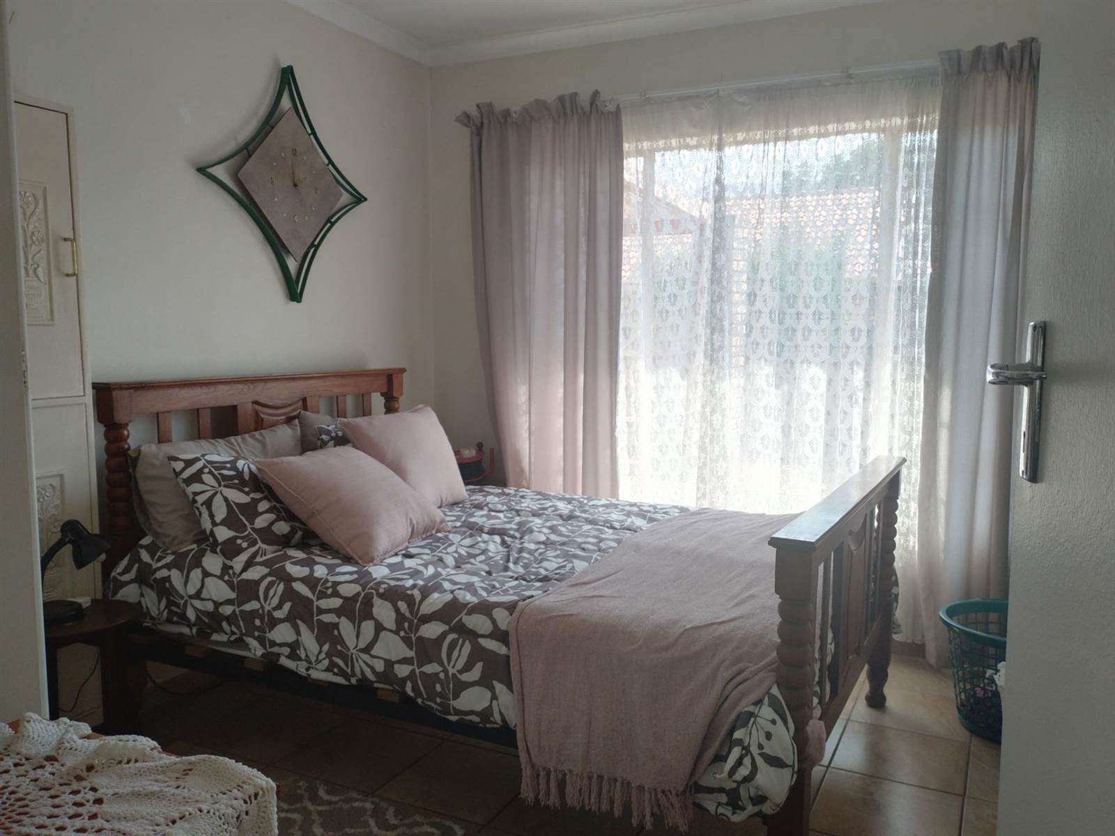 2 Bed Townhouse in Parktown Estate photo number 15