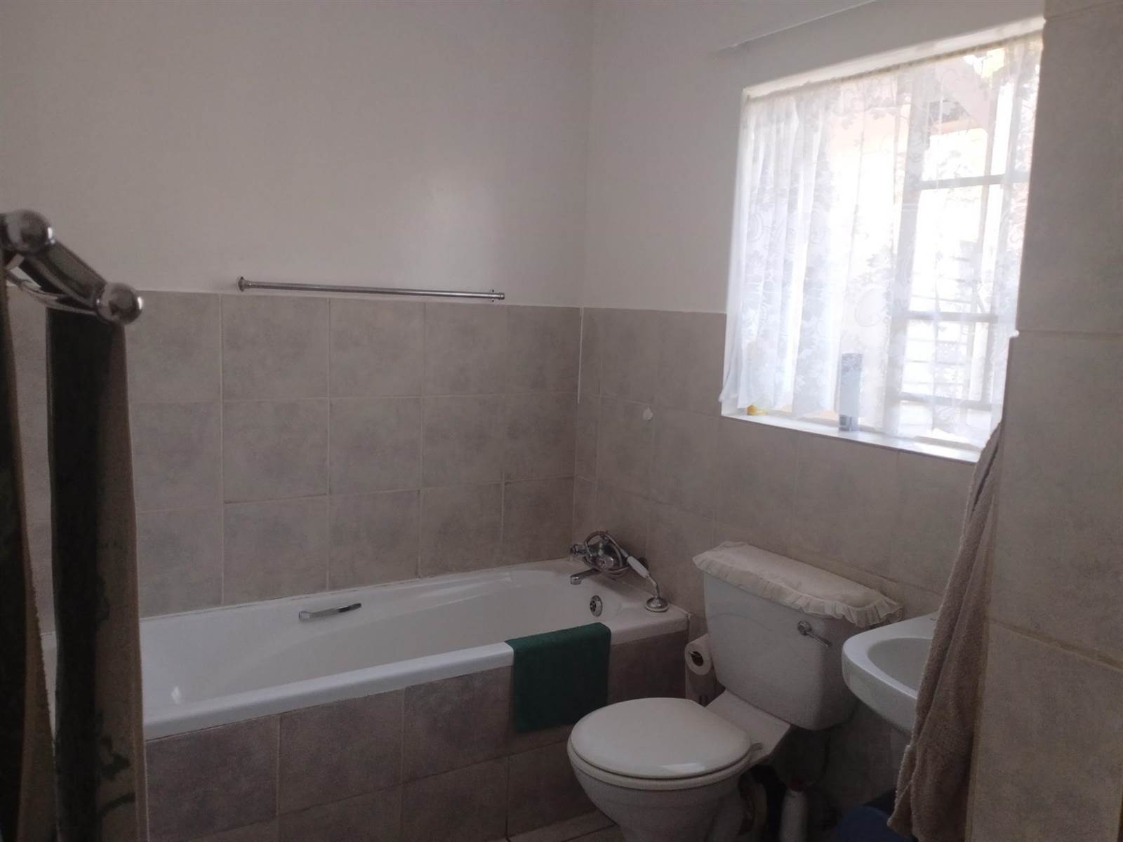 2 Bed Townhouse in Parktown Estate photo number 18