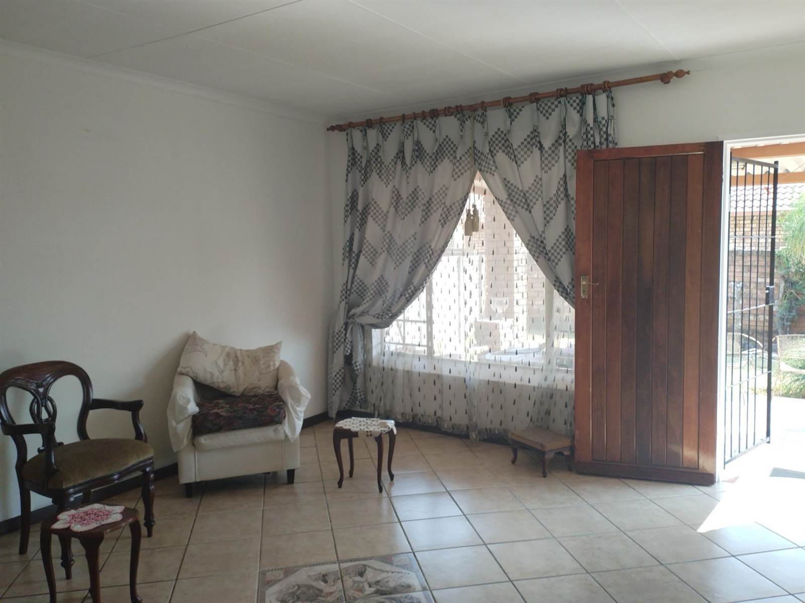 2 Bed Townhouse in Parktown Estate photo number 8