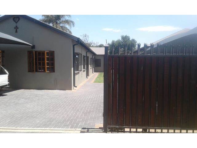 2 Bed House in Parktown Estate photo number 2
