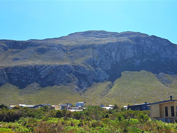 738 m² Land