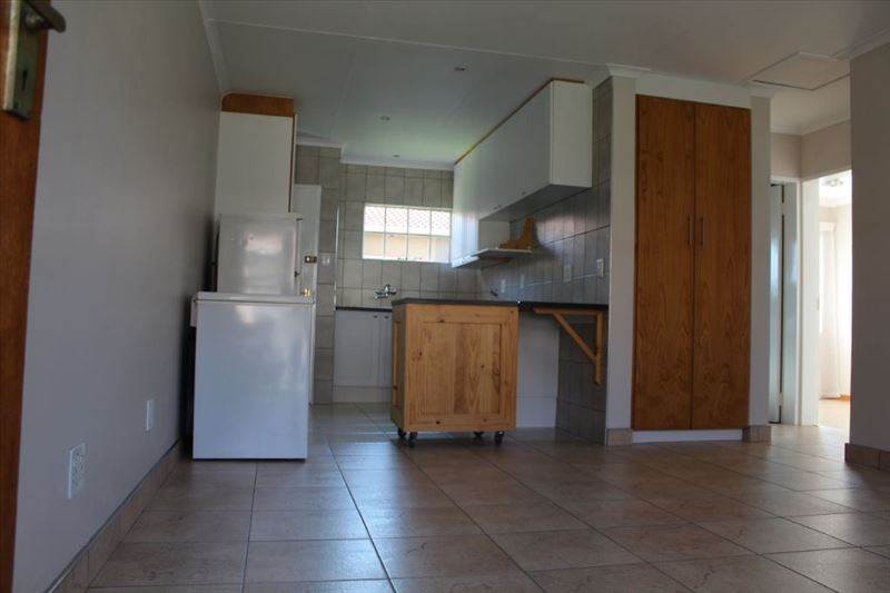 2 Bed Townhouse in Kempton Park Central photo number 2