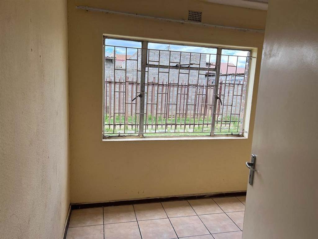 2 Bed House in Embalenhle photo number 11