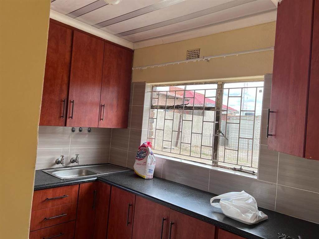 2 Bed House in Embalenhle photo number 9
