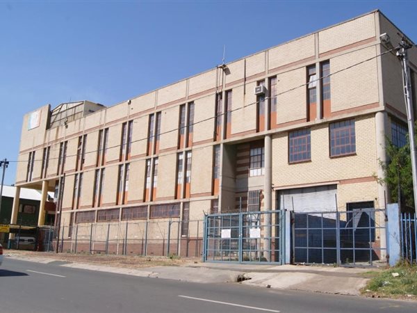 8 000  m² Industrial space