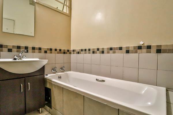 1 Bed Apartment in City & Suburban (Maboneng) photo number 8