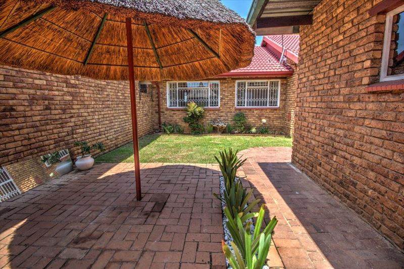 3 Bed Townhouse in Glen Marais photo number 3